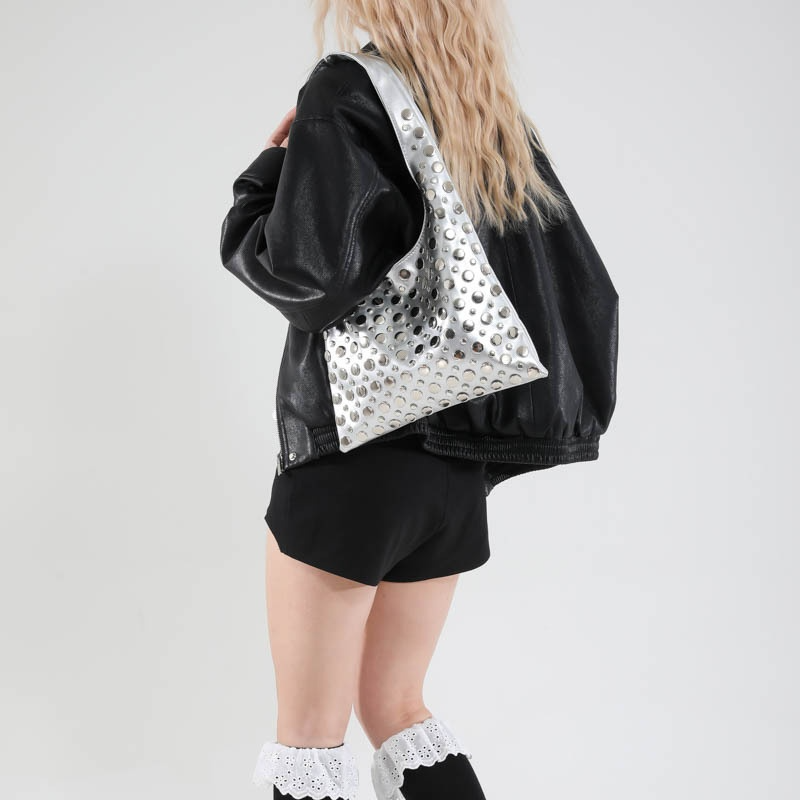 Schultertasche mit Nieten ⎜ Trendige Handtasche im Polka-Dot-Design für einen auffälligen Look