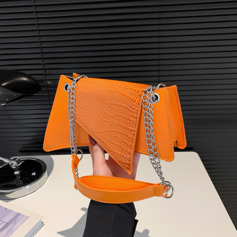 Kleine Umhängetasche für Damen ⎜ Modische Handtasche im geometrischen Design mit Kettenriemen