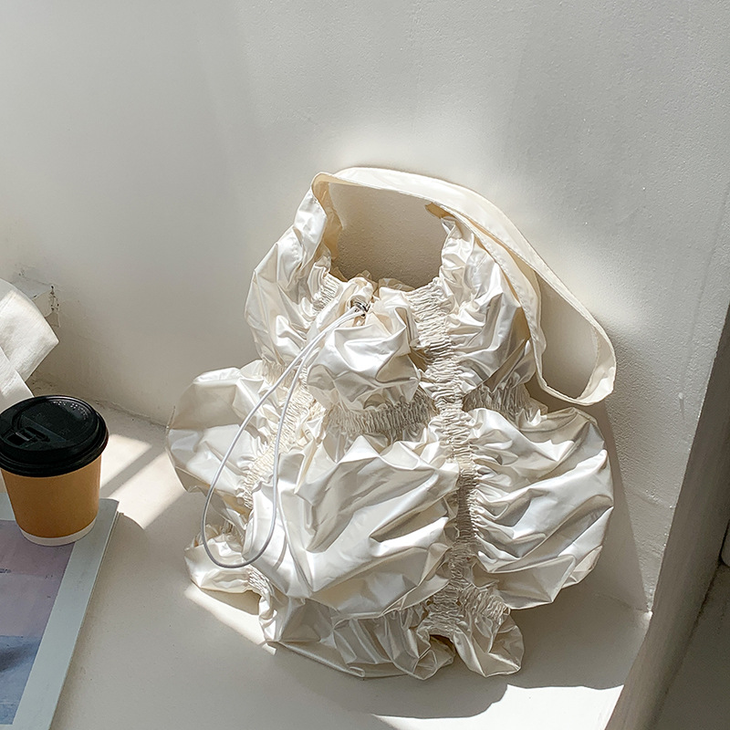 Faltentasche für Damen ⎜ Besondere Design mit Rüschen und großzügigem Stauraum