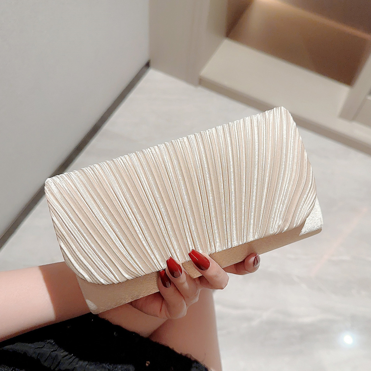 Kleine Clutch für Damen ⎜ Elegante Handtasche mit glänzendem Design für besondere Anlässe