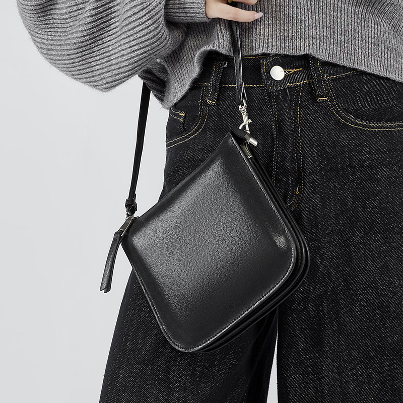 Schultertasche für Damen ⎜ Kompakte Umhängetasche mit Handyfach aus Leder für Alltag und Freizeit