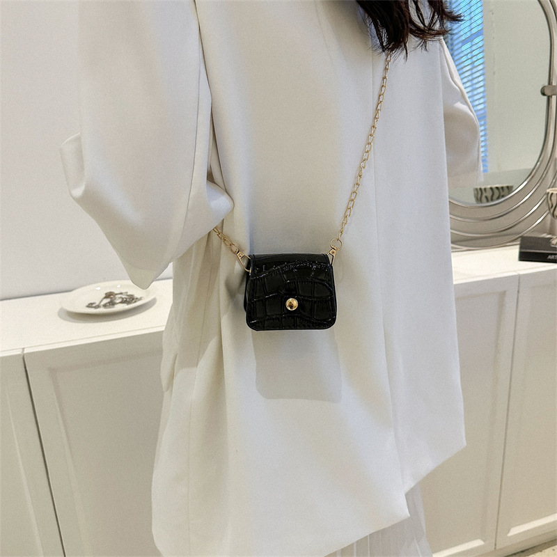 Mini Umhängetasche für Damen ⎜ Modisches Design mit Kettenriemen und glänzendem Lederfinish