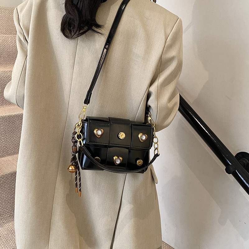 Umhängetasche für Damen ⎜ Kleine Schultertasche mit Nieten und Herzdetails für stilvolle Outfits