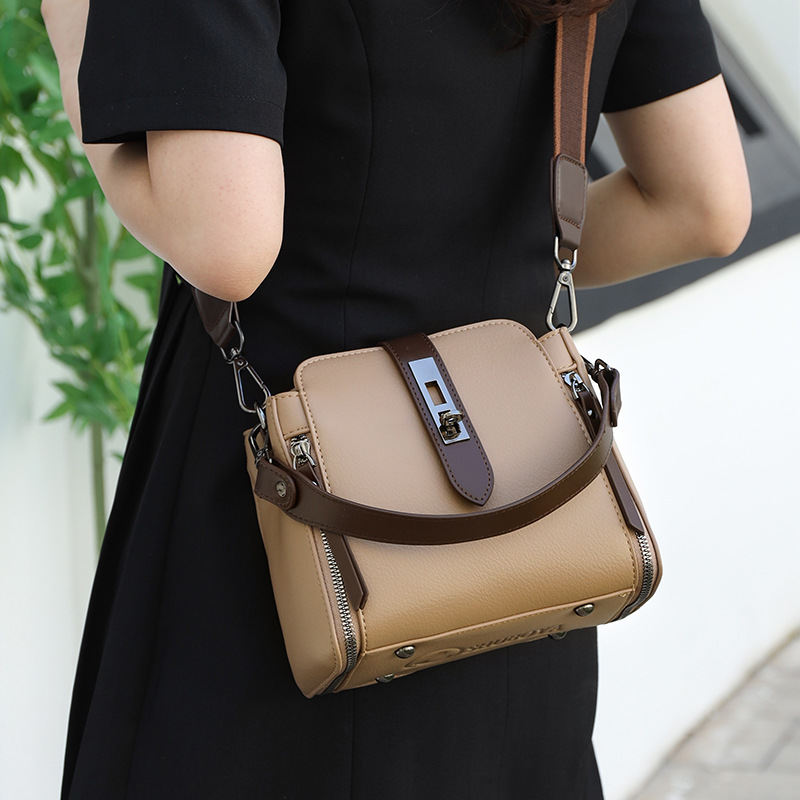 Umhängetasche für Damen ⎜ Geräumige Schultertasche in Lederoptik mit breitem Riemen und Schnallenverschluss