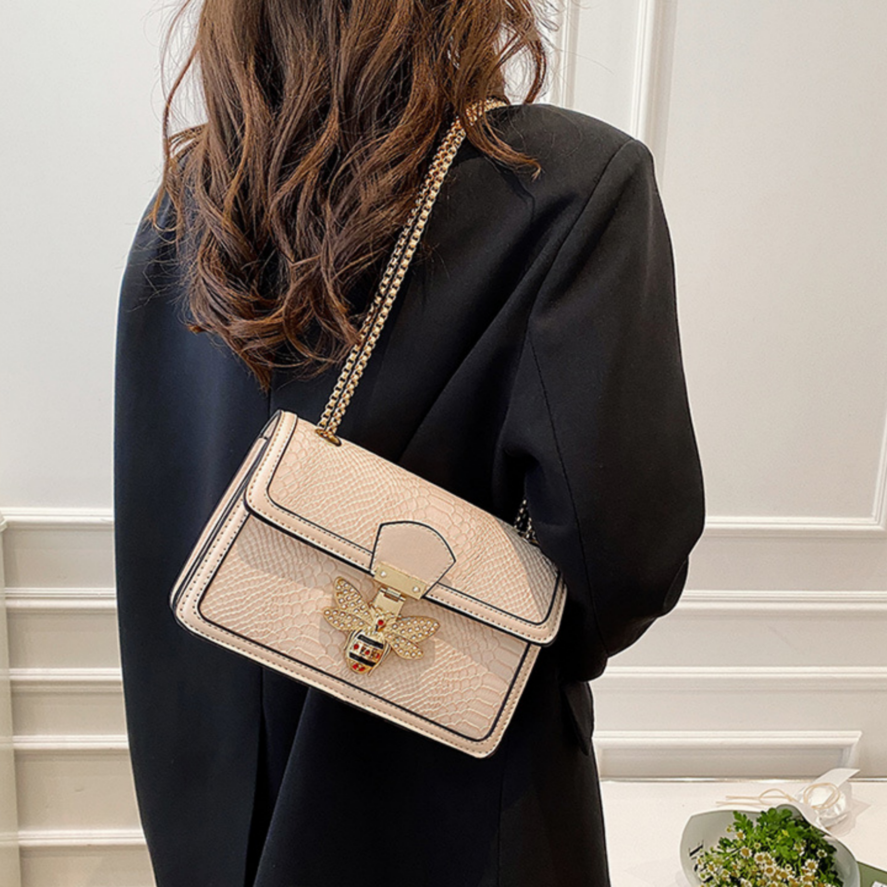 Modische Schultertasche für Damen ⎜ Trendiges Design mit glänzendem Kettenhenkel und auffälligem Verschluss