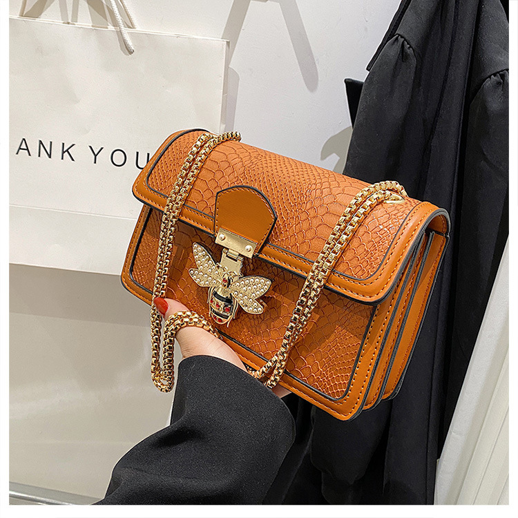 Modische Schultertasche für Damen ⎜ Trendiges Design mit glänzendem Kettenhenkel und auffälligem Verschluss