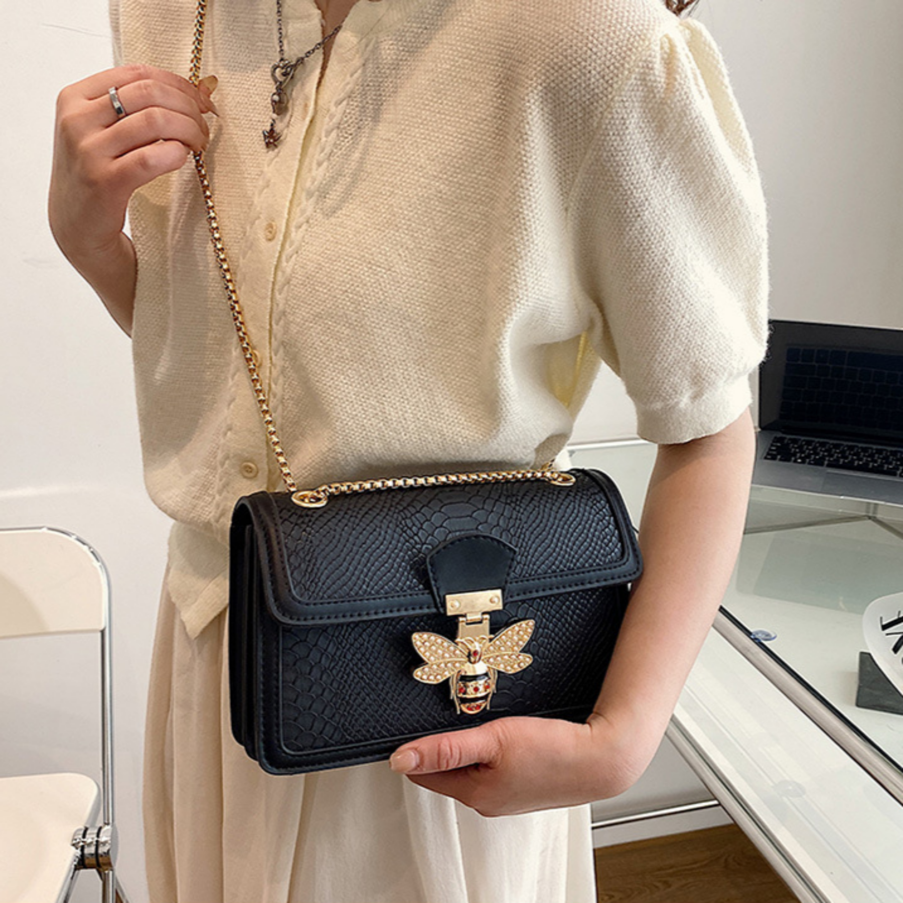 Modische Schultertasche für Damen ⎜ Trendiges Design mit glänzendem Kettenhenkel und auffälligem Verschluss