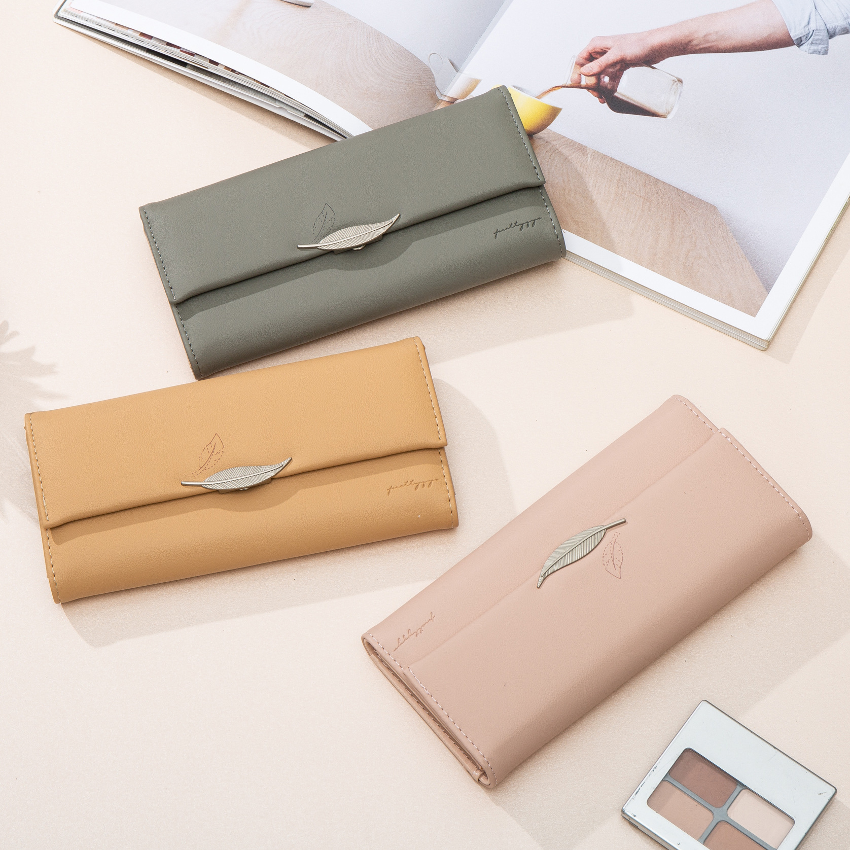 Damen Portemonnaie mit Blattverschluss ⎜ Elegante lange Geldbörse mit viel Stauraum für Karten und Bargeld