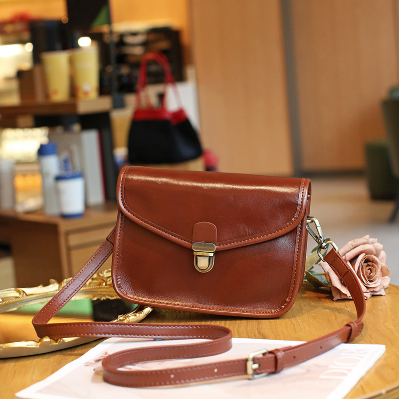 Damen Umhängetasche ⎜ Geräumige Ledertasche mit Schnappverschluss für Büro und Alltag