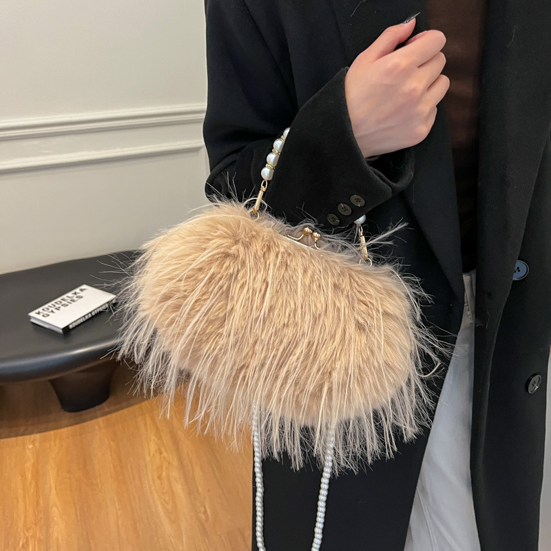Abendtasche für Damen ⎜ Flauschige Handtasche mit Kunstperlenhenkel für Partys und besondere Anlässe