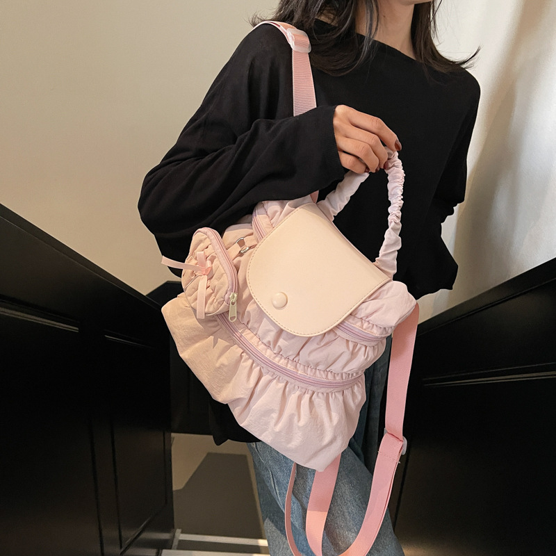 Rucksack für Damen ⎜ Modischer Tagesrucksack mit Plissee-Design und Seitentasche für Alltag und Freizeit
