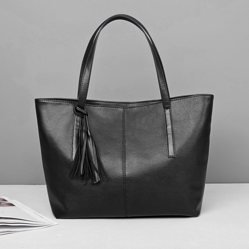 Handtasche für Damen ⎜ Schlichte Tragetasche mit Quastenanhänger und viel Stauraum für Alltag und Büro