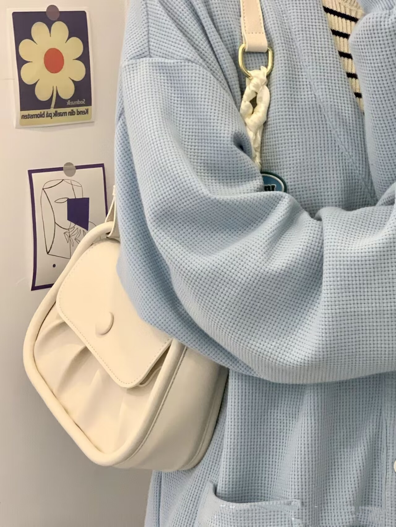 Schultertasche für Damen ⎜ Kleine, gepuffte Umhängetasche im Alltagsstil mit praktischem Verschluss