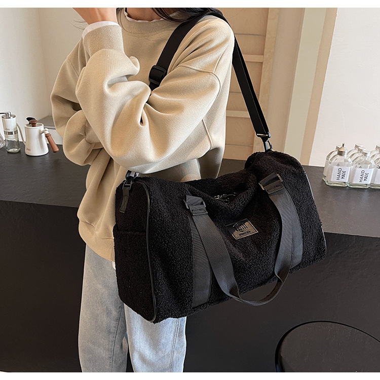 Reisetasche für Damen ⎜ Große Schultertasche aus Teddyfell mit viel Stauraum für Alltag und Wochenendtrips