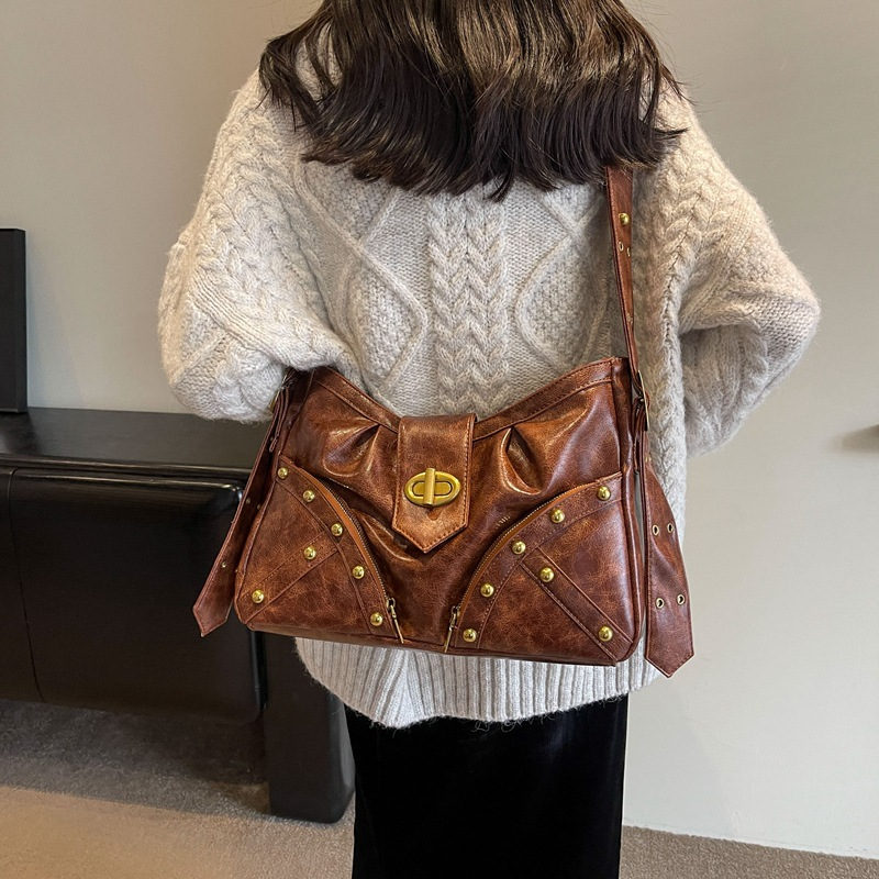 Umhängetasche für Damen ⎜ Modische Nieten Schultertasche mit viel Stauraum für Alltag und Ausgehen