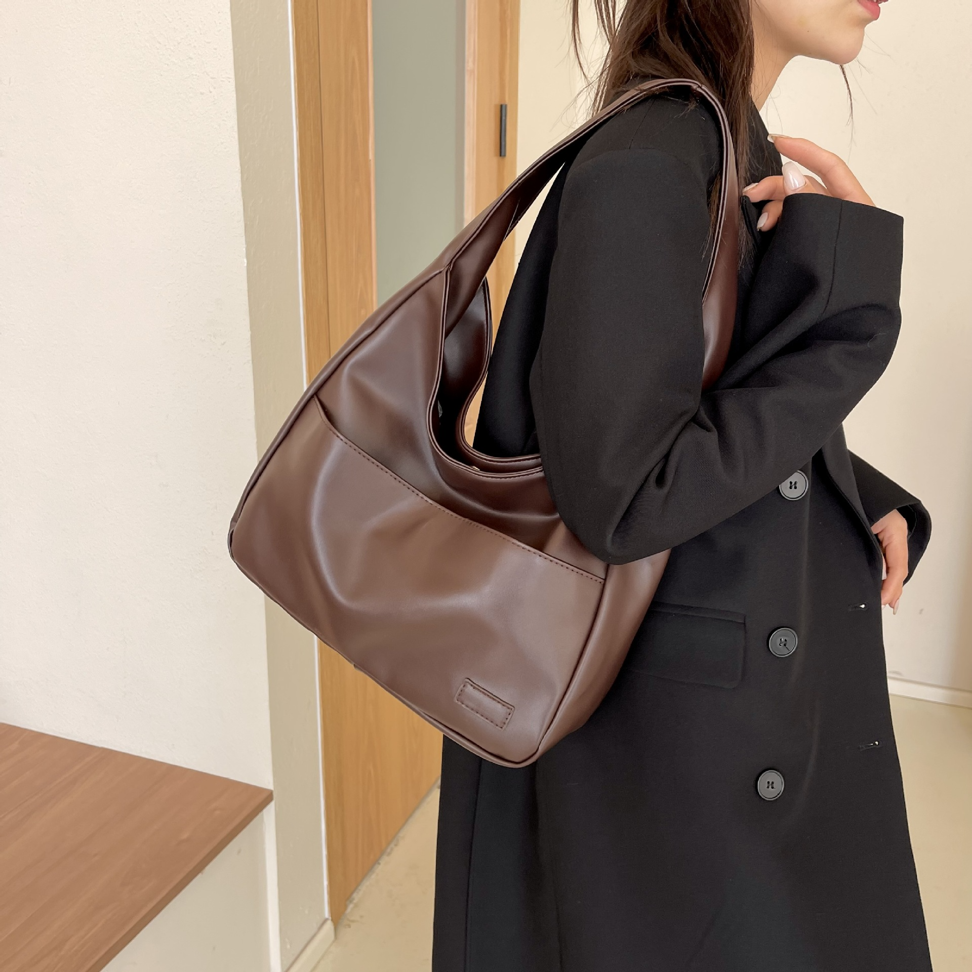 Damentasche im Hobo-Stil ⎜ Geräumige Schultertasche aus Leder für den Alltag und Büro