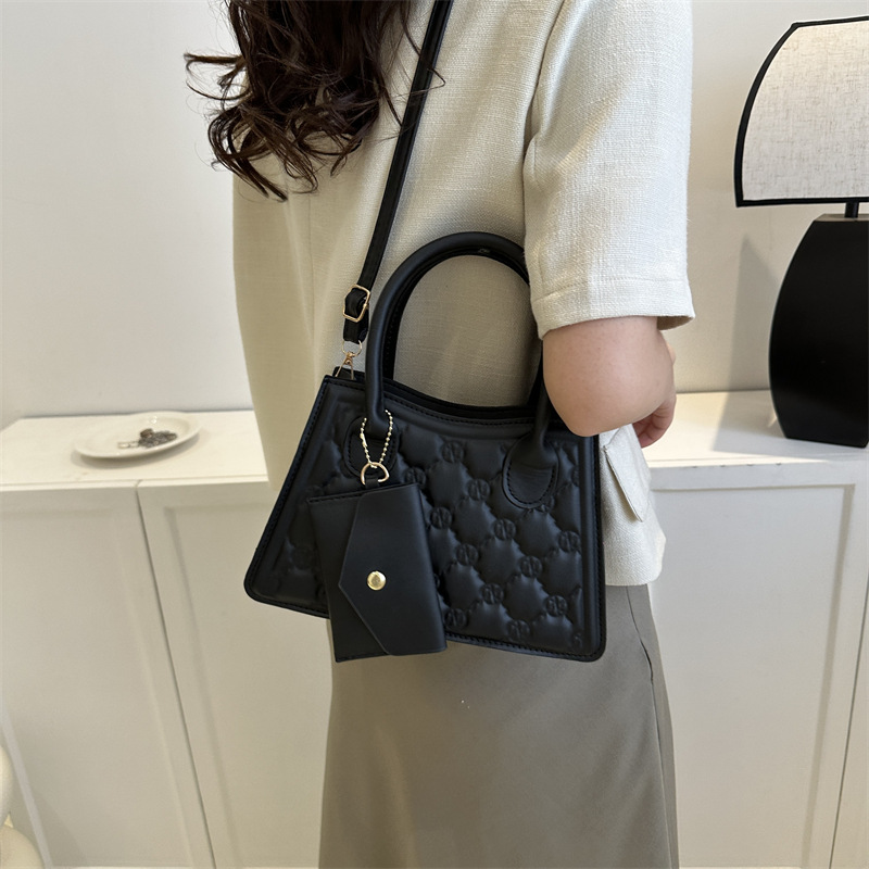 Kleine Umhängetasche für Damen ⎜ Modische Handtasche im quadratischen Design mit praktischer Vorder-Tasche