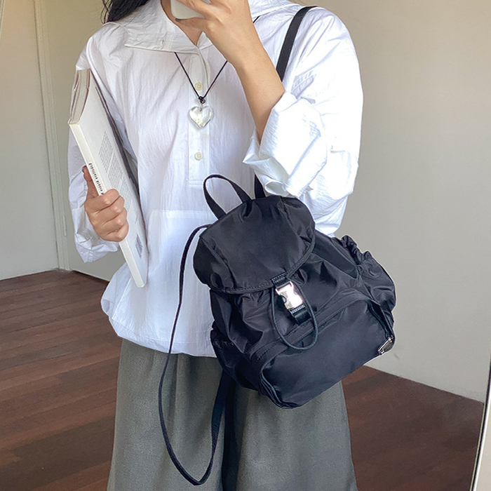 Damen Rucksack aus Nylon ⎜ Leichter Freizeitrucksack in kompakter Größe mit Seitentaschen für Alltag & Schule