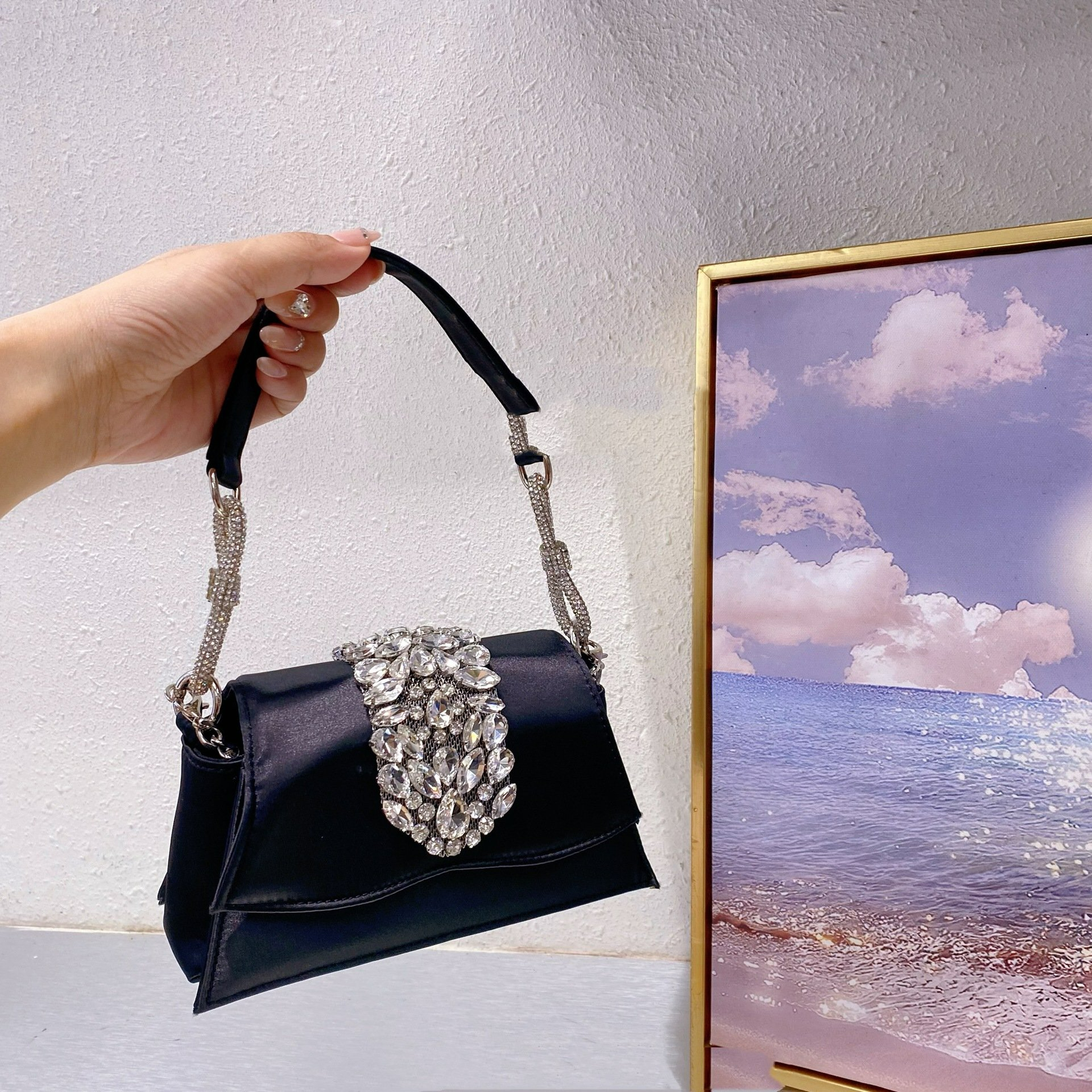 Abendtasche für Damen ⎜ Elegante Satin-Tasche mit Strassklappe und kurzem Tragegriff für festliche Anlässe