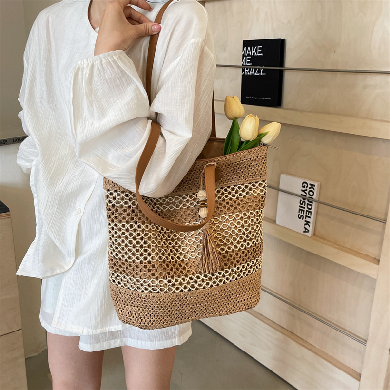 Strohtasche Damen ⎜ Leichte Strandtasche mit Fransen, Großes Fassungsvermögen für Sommer und Urlaub