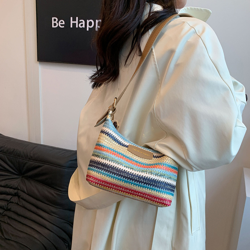 Geflochtene Umhängetasche für Damen ⎜ Leichte Schultertasche mit buntem Muster und verstellbarem Riemen