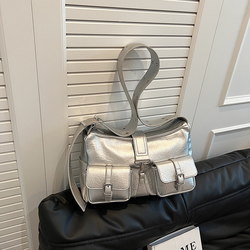 Schultertasche für Damen ⎜ Geräumige Umhängetasche im Biker-Stil mit mehreren Fronttaschen und verstellbarem Riemen