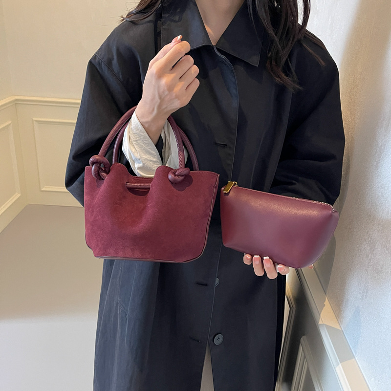 Crossbody Tasche im Vintage-Stil ⎜ Kleine Umhängetasche für Damen aus Weichem Wildleder mit Kurzgriff und Riemen