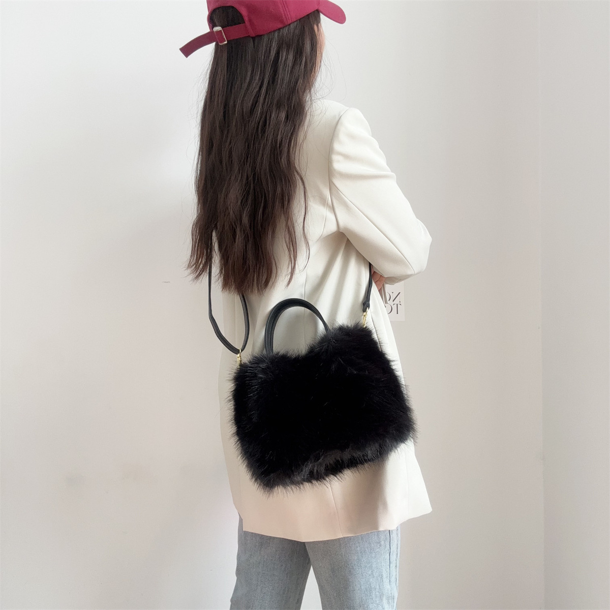 Handtasche für Damen ⎜ Flauschige Tragetasche in Felloptik mit Schulterriemen für Winter und besondere Anlässe