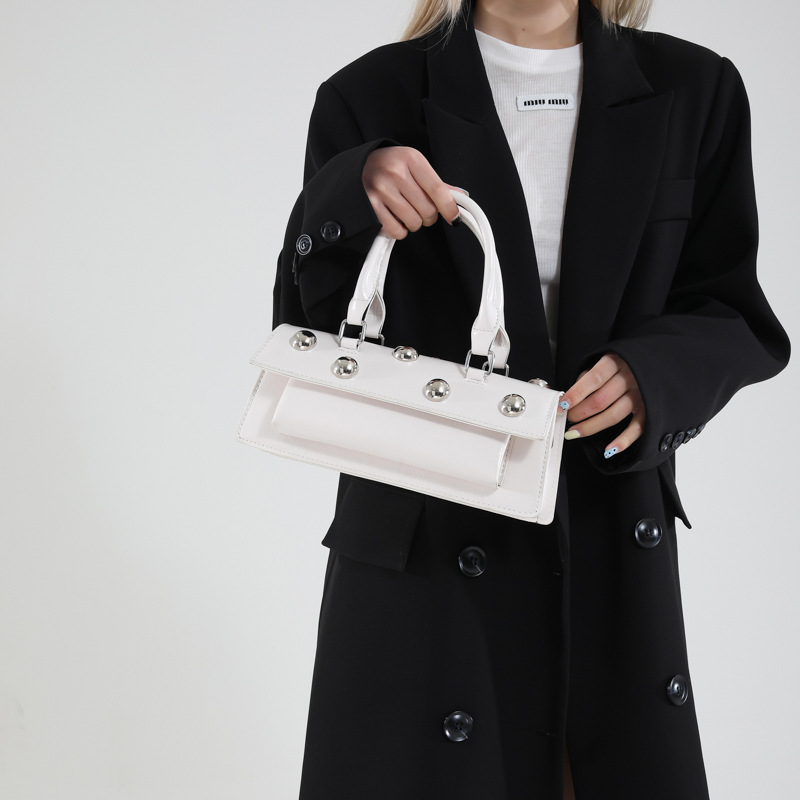 Damen Handtasche mit Nieten ⎜ Modische Umhängetasche in Lederoptik mit Griff und Schulterriemen