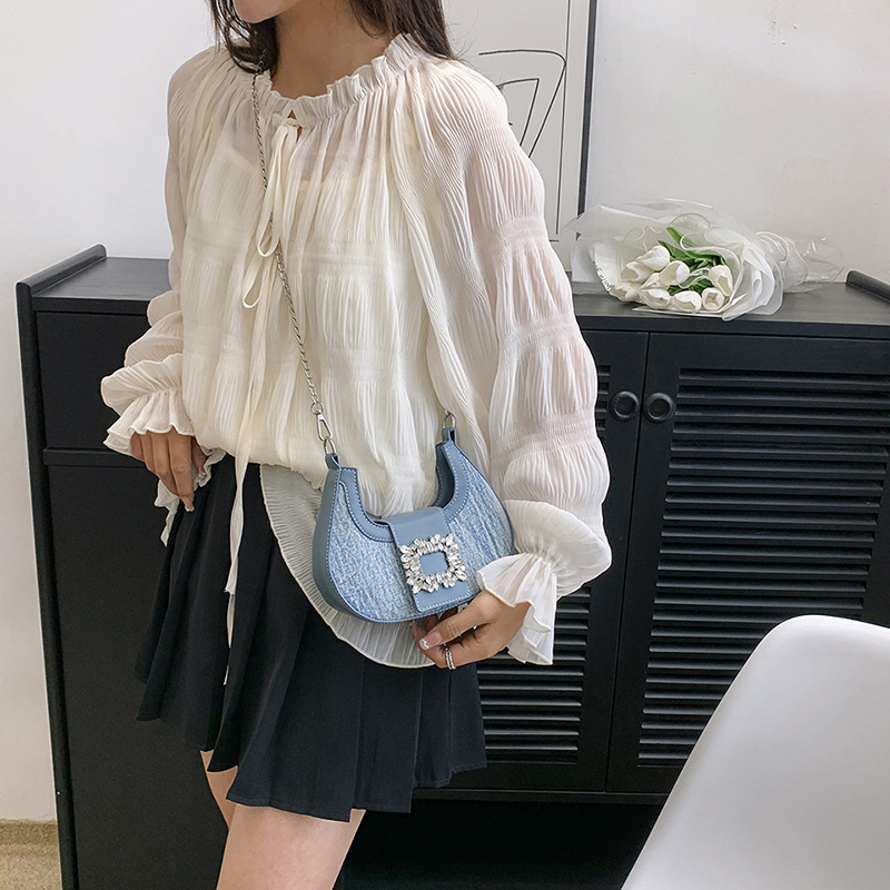 Schultertasche für Damen ⎜ Halbmondtasche aus Denim mit Zierschnalle und geflochtenem Griff für stylische Outfits