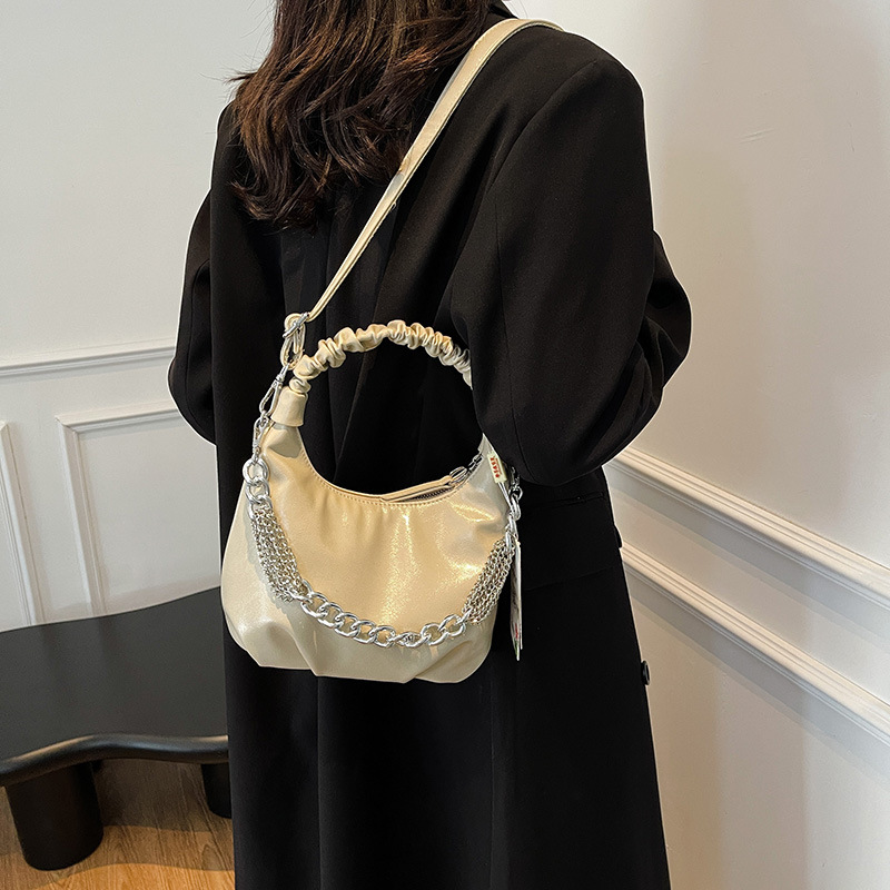 Handtasche für Damen ⎜ Modische Schultertasche mit Kettenriemen und gerafftem Henkel für Alltag und Ausgehen