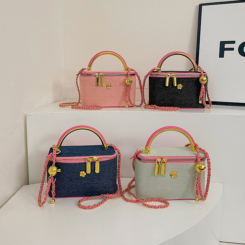 Modische Umhängetasche für Damen ⎜ Kompakte Tasche mit auffälligem Farbkontrast und Goldakzenten