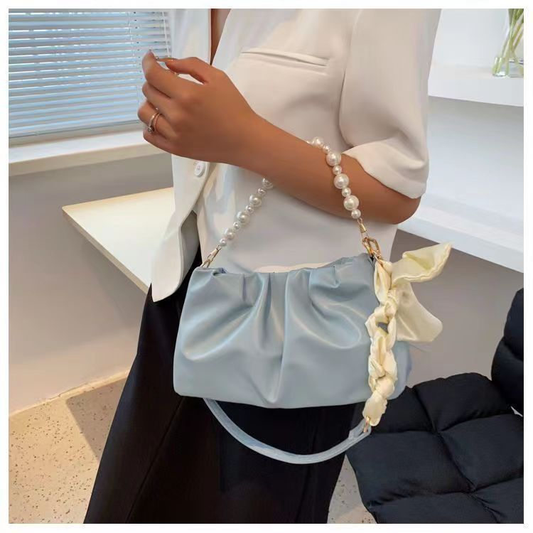 Perlen-Schultertasche für Damen ⎜ Elegante Handtasche mit Rüschen und luxuriösem Satin-Tragegriff