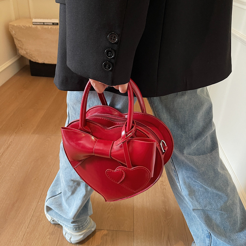 Herzförmige Umhängetasche für Damen ⎜ Verspielte Handtasche mit Schleife für Alltag und besondere Anlässe