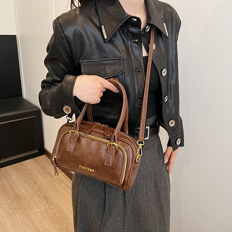 Umhängetasche für Damen ⎜ Retro Bowlingtasche mit Handgriff und Schulterriemen für Alltag und Ausgehen