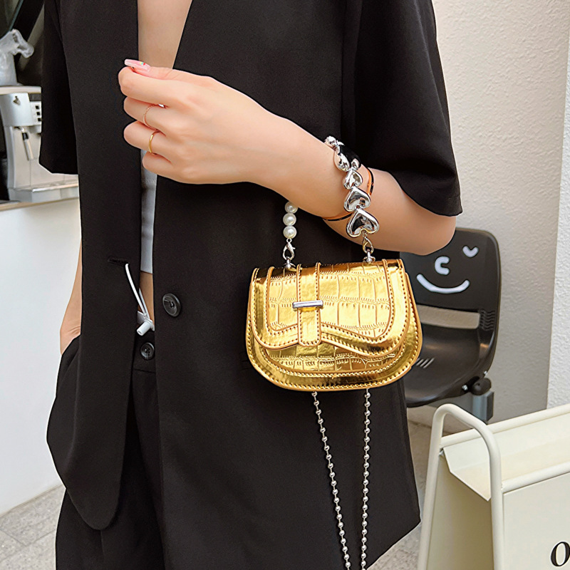 Mini Umhängetasche für Damen ⎜ Modische Satteltasche mit Perlenkette für Party und Streetstyle-Looks