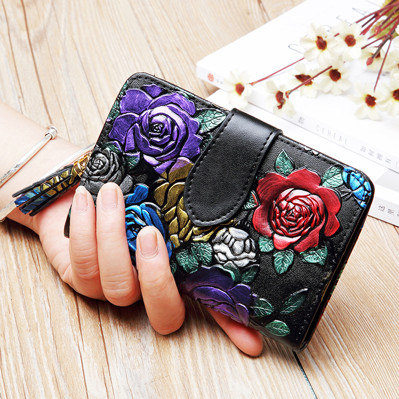 Damen Kurz-Geldbörse aus Leder ⎜ Stilvolle Brieftasche mit Blumenprägung und praktischem Druckknopfverschluss