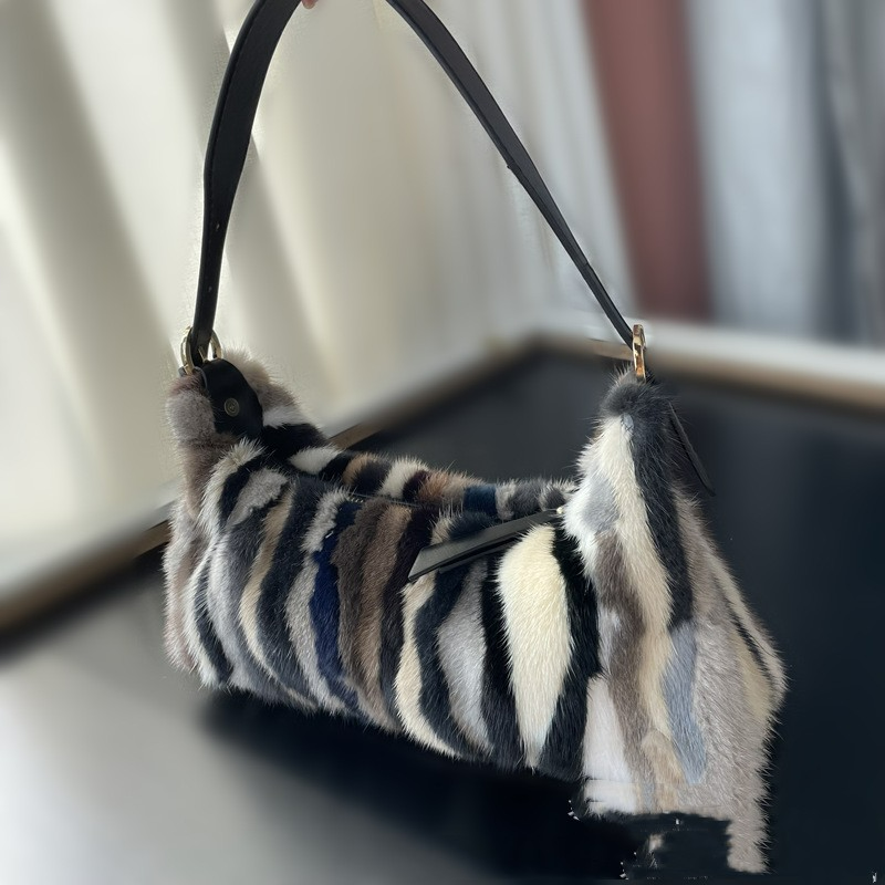 Kunstfell Schultertasche ⎜ Modische Tasche im gestreiften Design