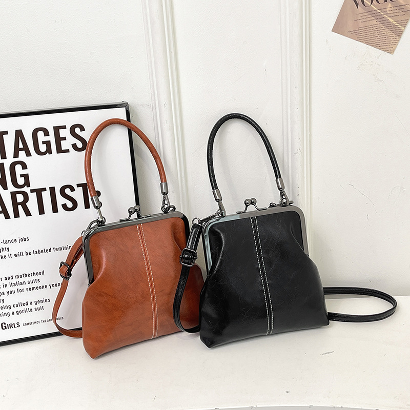 Damen Handtasche im Vintage-Look ⎜ Elegante Umhängetasche mit Bügelverschluss und Kompakter Schalenform