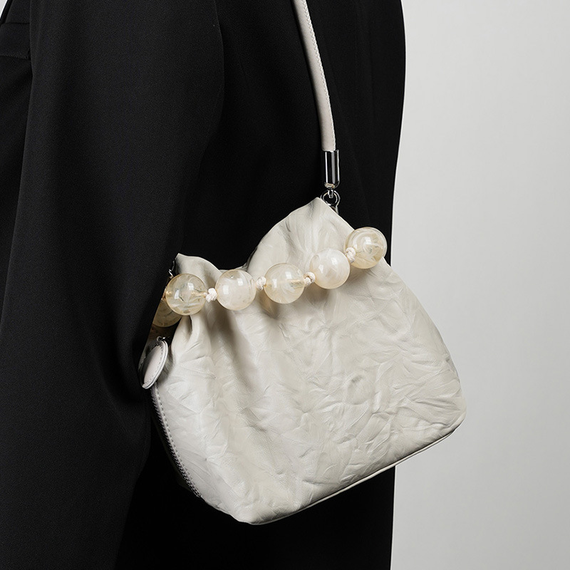 Handtasche für Damen ⎜ Modische Beuteltasche mit Perlenhenkel und Kettengurt für stilvolle Alltagslooks