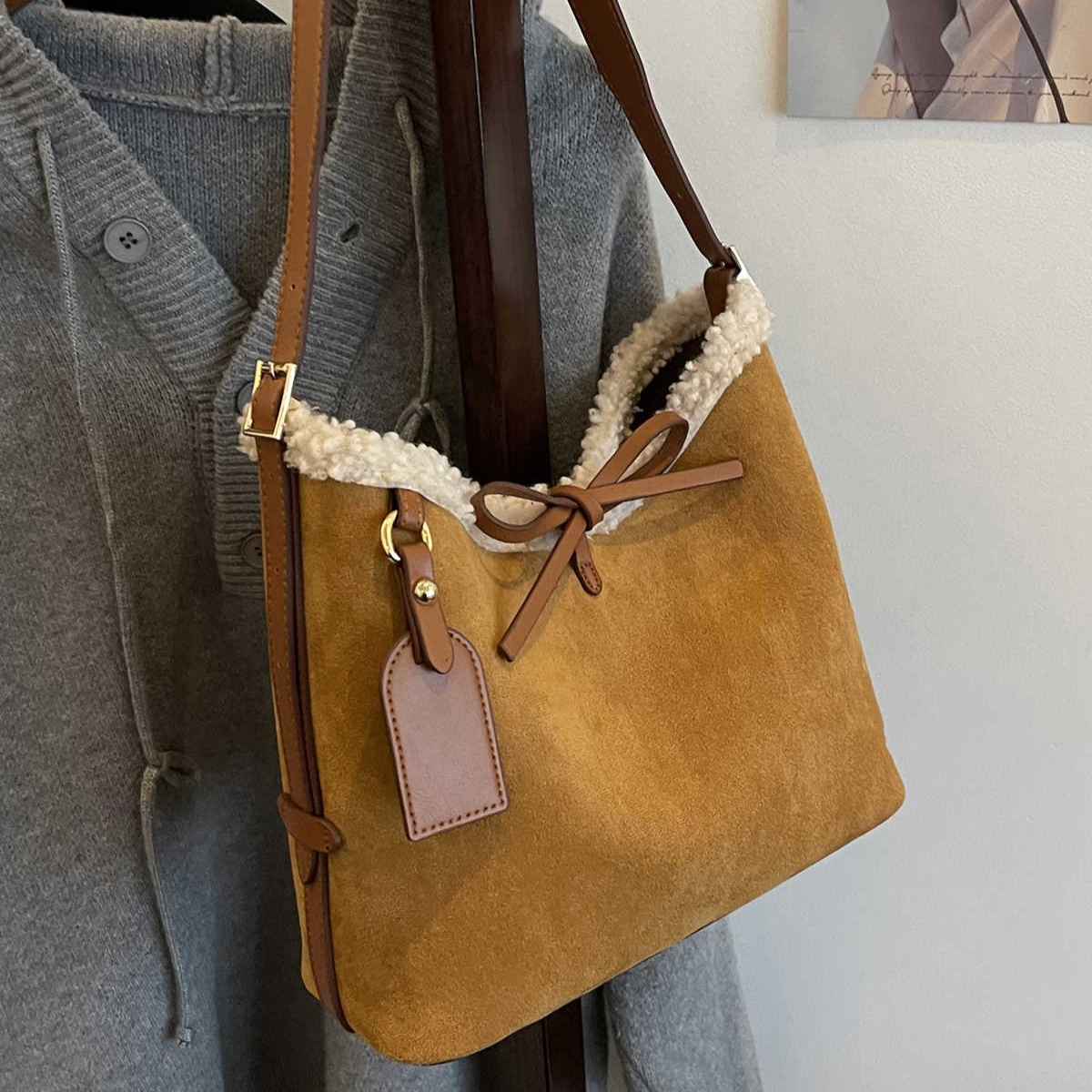 Umhängetasche für Damen ⎜ Große Retro-Schultertasche aus Wildlederimitat mit Teddyfutter für den Alltag