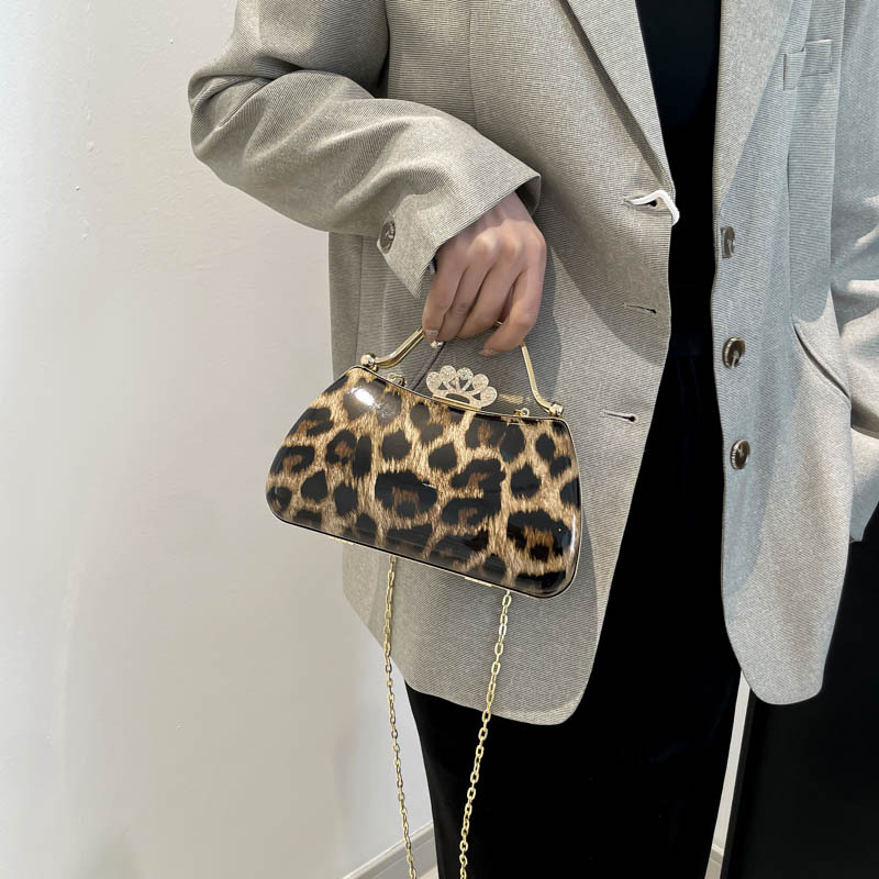 Abendtasche für Damen ⎜ Retro Clutch mit Leopardenmuster und Kettenriemen für elegante Auftritte