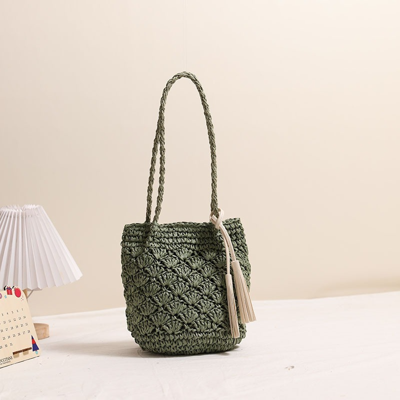 Damen Strohtasche ⎜ Leichte Umhängetasche mit modischem Quastenanhänger und luftiger Flechtoptik