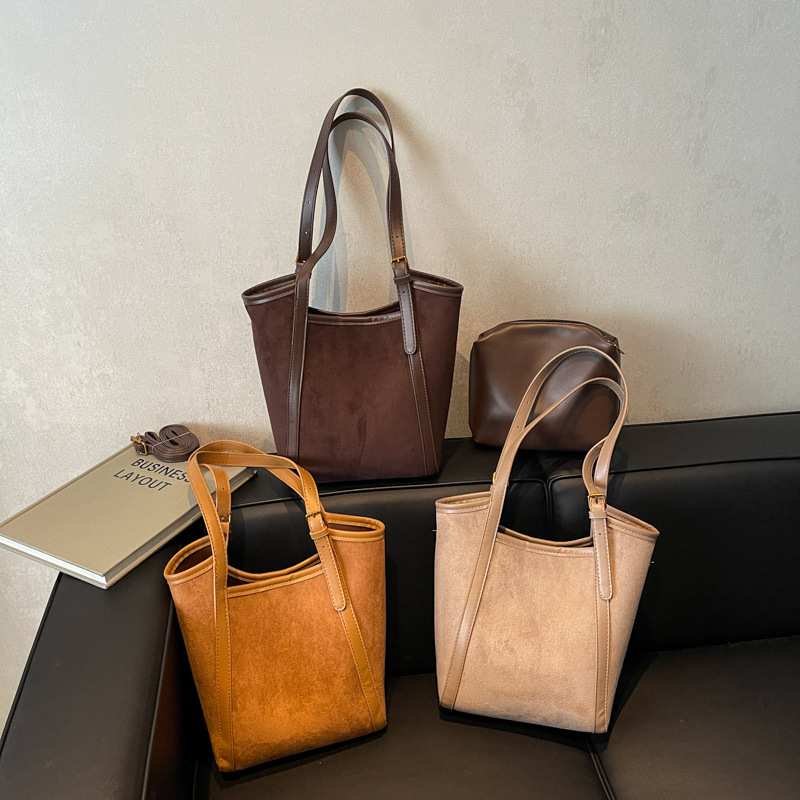 Handtasche für Damen ⎜ Geräumige Retro Schultertasche mit Wildleder-Optik für Alltag und Freizeit