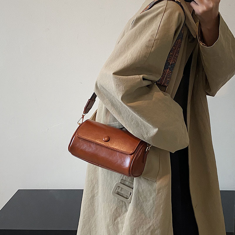 Schultertasche für Damen mit breitem Gurt ⎜ Stylische Umhängetasche in Zylinderform für Alltag und Freizeit