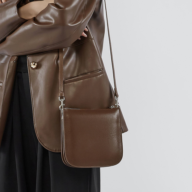 Schultertasche für Damen ⎜ Kompakte Umhängetasche mit Handyfach aus Leder für Alltag und Freizeit