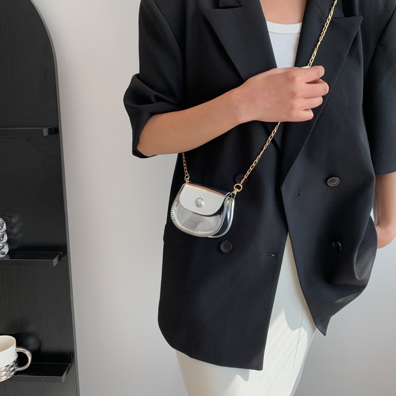 Mini Umhängetasche für Damen ⎜ Glänzende Kettentasche für Handy und Kleinigkeiten