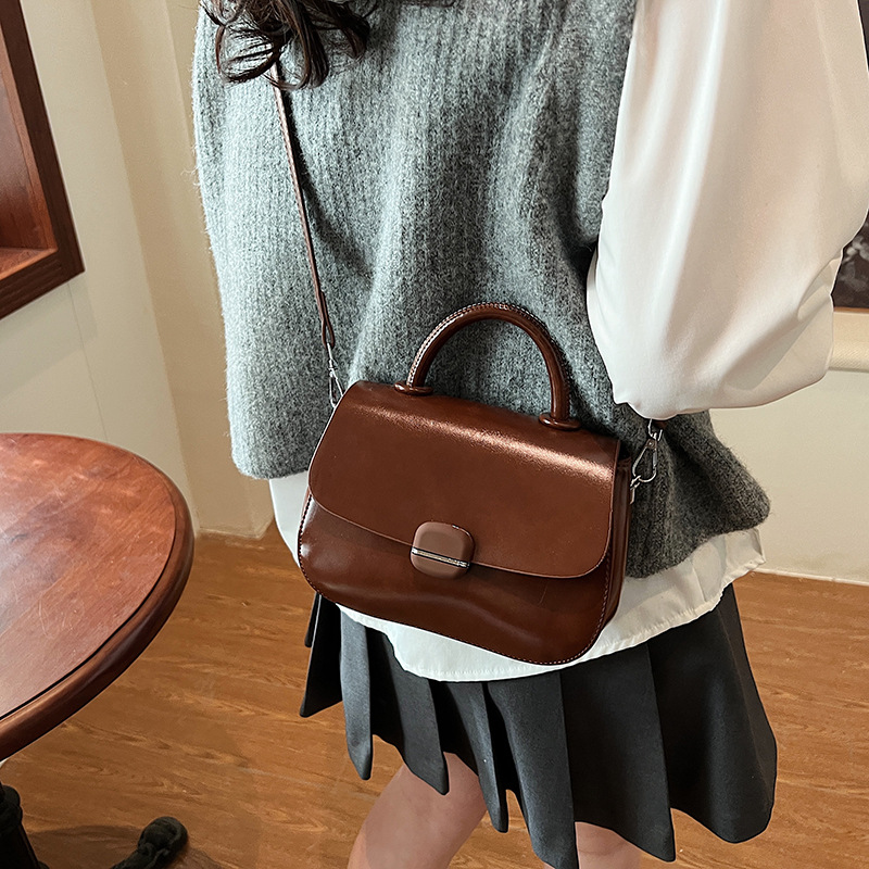 Handtasche mit Überschlag ⎜ Zweilagige Umhängetasche für Damen mit Kurzgriff und Verstellbarem Schulterriemen