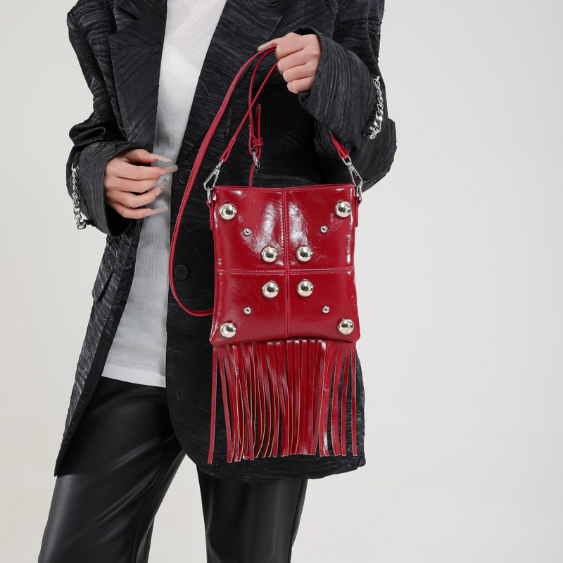Umhängetasche für Damen ⎜ Trendige Schultertasche mit Nieten und Fransen für Festivals und Streetstyle