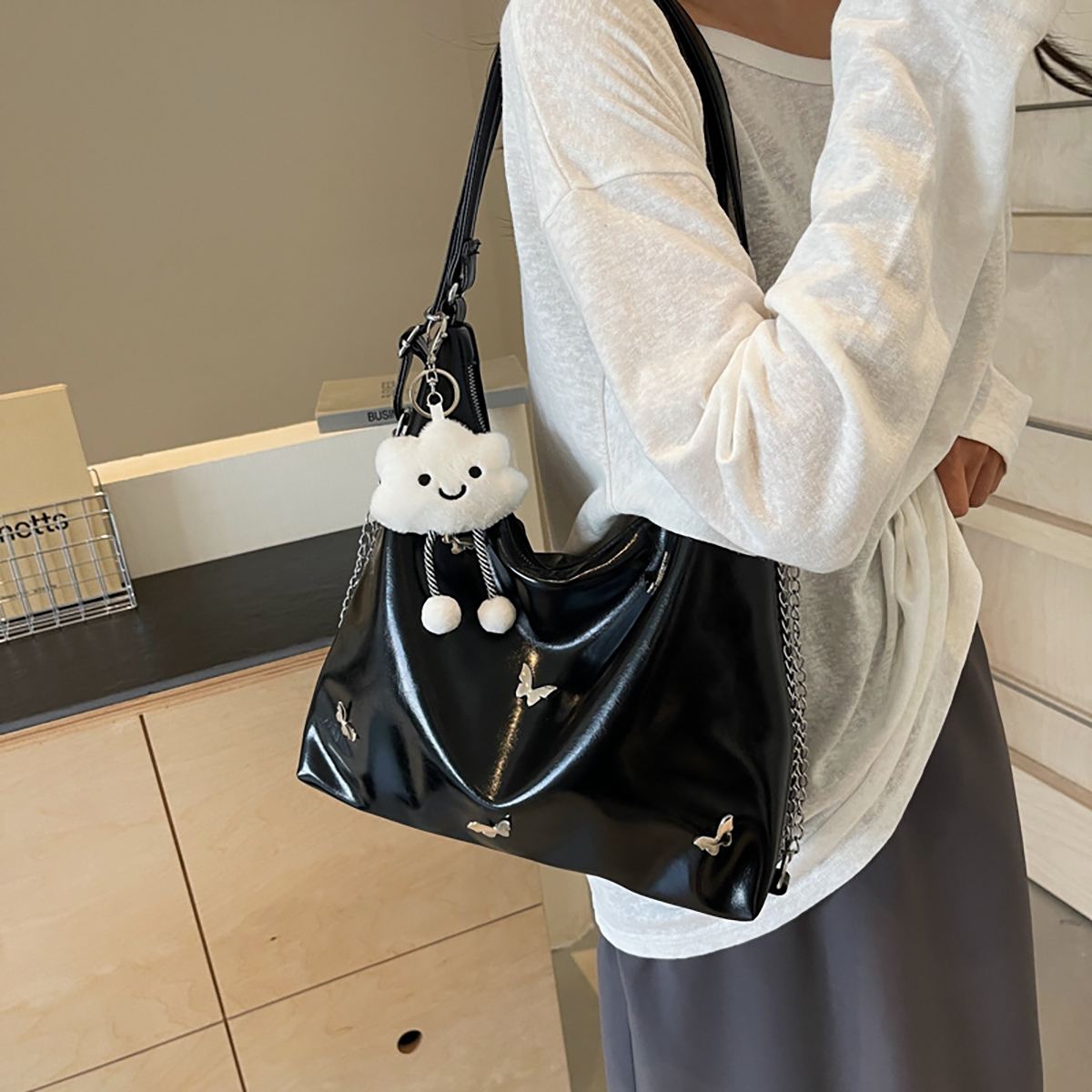 Umhängetasche für Damen ⎜ Große Schultertasche mit Schmetterlingsdetails und Anhänger für Alltag und Freizeit